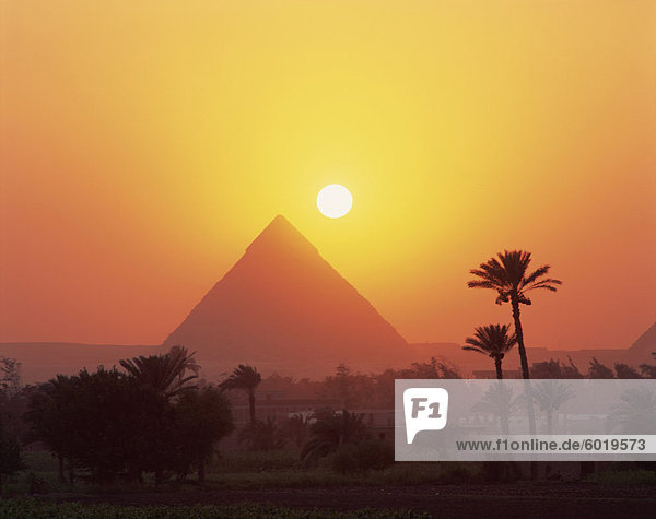 Pyramide silhouetted bei Sonnenuntergang  Giza  UNESCO Weltkulturerbe  Kairo  Ägypten  Nordafrika  Afrika