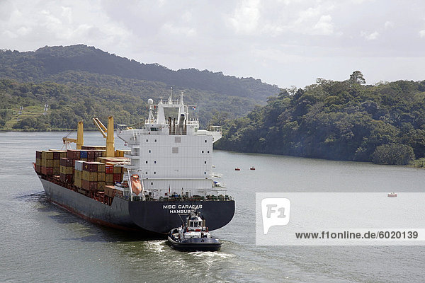 Frachtschiff mit Containern  Panamakanal  Panama  Mittelamerika