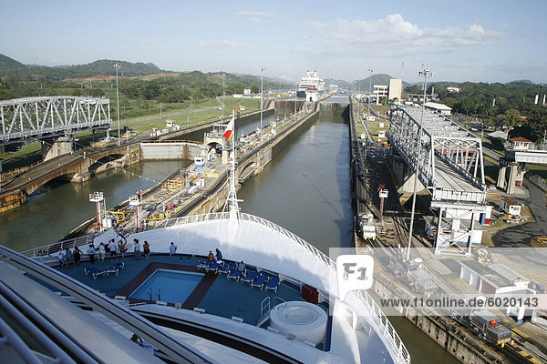 Ansicht von Gatun Locks aus Mittelamerika Kreuzfahrt Schiff  Panamakanal  Panama