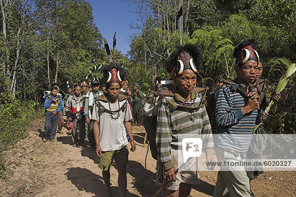 Naga Leute marschieren um die Naga New Year Festival  Sagaing-Division  Myanmar (Birma)  Asien