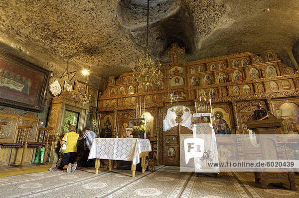 Namaesti-Kloster-Kirche  erbaut in den Fels  Namaesti  in der Nähe von Campulung Muscel  Rumänien  Europa
