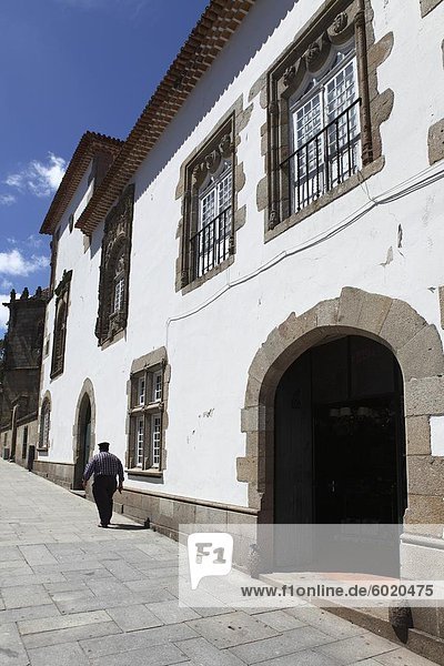 Europa Mann Wohnhaus gehen Quadrat Quadrate quadratisch quadratisches quadratischer Nostalgie Braga Portugal