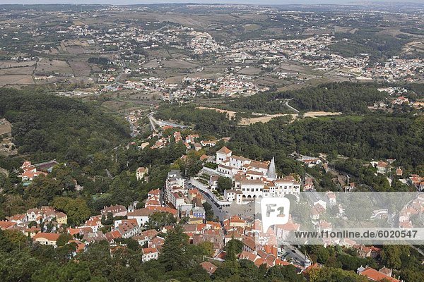 Nationalpalast von Sintra (Palacio Nacional) beherrscht das Zentrum der Stadt in Sintra Stadtteil von Lissabon Portugal Europa