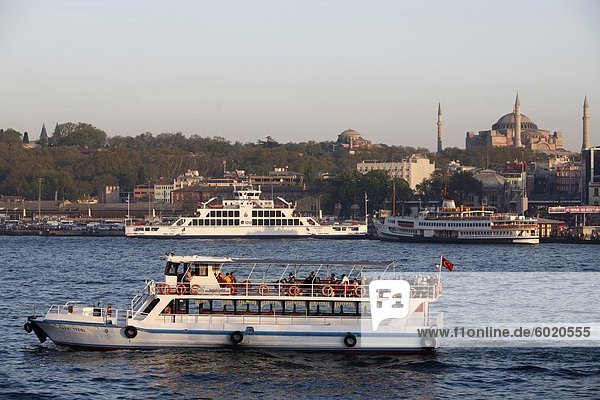 Boot auf dem Bosporus  Istanbul  Türkei  Europa