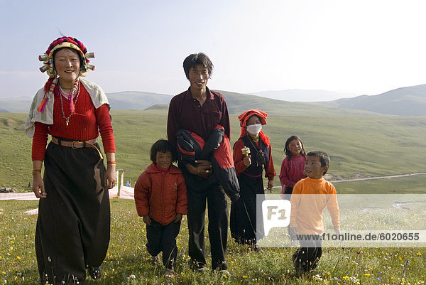 Familie auf Hügel in ethnischen Kleid  Tagong Grasland  Sichuan  China  Asien