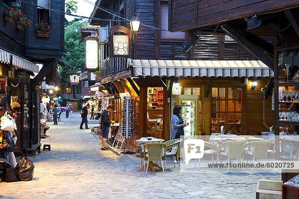 Souvenirläden und Restaurants im Freien in der Abenddämmerung  Old Town  Nessebar  Bulgarien  Europa