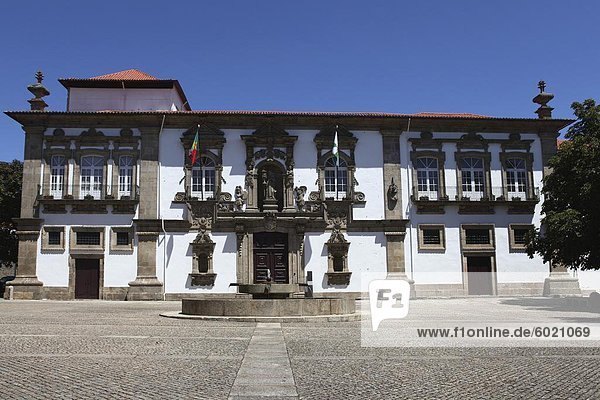 Dem Rathaus und dem ehemaligen Kloster von Santa Clara  Altstadt  UNESCO Weltkulturerbe  Guimaraes  Minho  Portugal  Europa