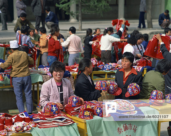 Frauen verkaufen bunte Hüte im Markt zu Xian  Shaanxi  China  Asien