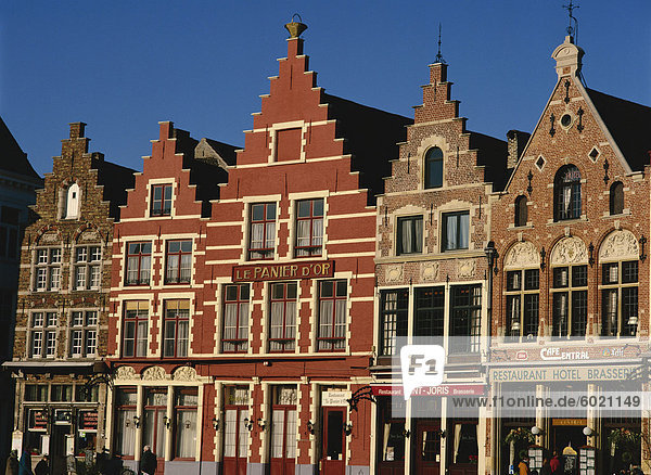 Satteldach Gebäude rund um den Markt oder Marktplatz  in der mittelalterlichen Stadt Brügge  Belgien