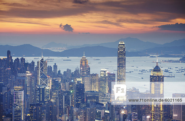 Hong Kong Island Skyline bei Sonnenuntergang  Hong Kong  China  Asien