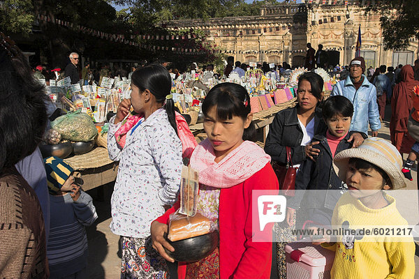 Menschen bringen Almosen für die Mönche  Ananda Festival  Ananda Pahto (Tempel) alt-Bagan  Myanmar (Birma)  Bagan (Pagan)  Asien