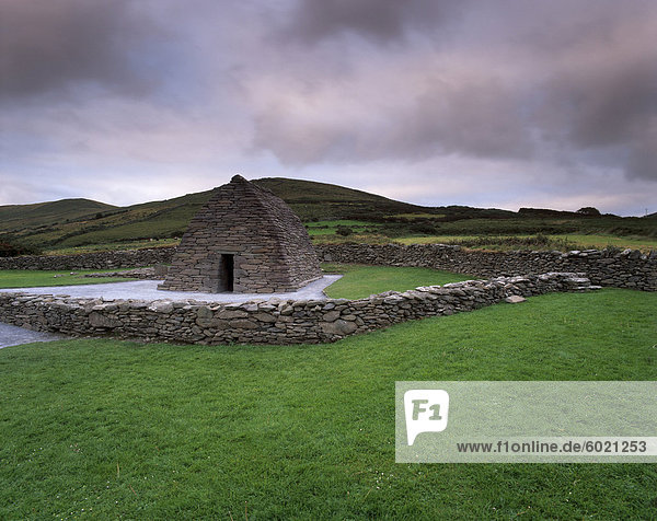Gallarus Oratory  trockenen Stein-Zelle in einwandfreiem Zustand  frühe irische Christianiity Datierung zwischen dem 6. und 9. Jahrhunderte  Ballynana  Dingle Halbinsel  County Kerry  Munster  Irland  Europa