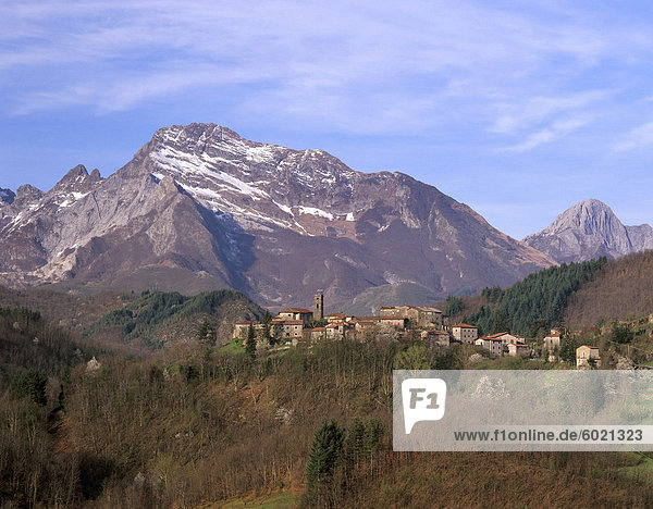 Dorf von Niciano  und Monte Pisanino  Apuanische Alpen  Tuscany  Italien  Europa
