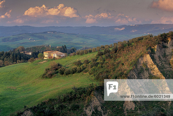 Typisch für die Region  Landschaft mit spektakulären Erdrutsche genannt lokal Balze  Volterra  Toskana  Italien  Europa
