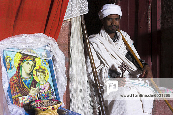 Priester halten Kreuz innerhalb Bet Gabriel-Rufael  Lalibela  Äthiopien  Afrika