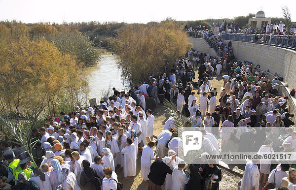 Scharen von Pilgern in weiß Kleid einreihen das Wasser des Jordans bei Christian orthodoxe Zeremonie am Dreikönigstag  Qasr el Yahud  Israel  Nahost eingeben