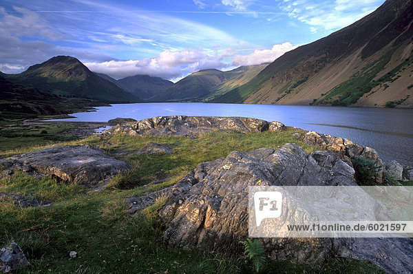 Wast Water und die Geröllhalden rechts  Lake District-Nationalpark  Cumbria  England  Vereinigtes Königreich  Europa