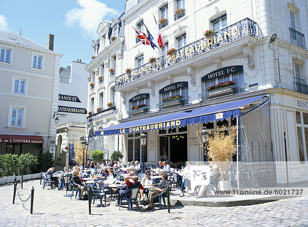 Hotel und Café im Ort Chateaubriand  Altstadt von St. Malo  Bretagne  Frankreich  Europa