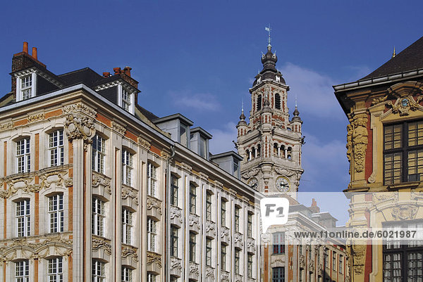 Flämische Gebäude auf der Grand Place (Place du General de Gaulle)  mit dem Nouvelle Bourse (neue Münze)-Turm im Zentrum  Lille  Nord  Frankreich  Europa