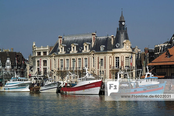 Hotel de Ville (Rathaus) und Fischerboote an der Mündung des Flusses Touques  Trouville  Calvados  Cote Fleurie  Normandie  Frankreich  Europa