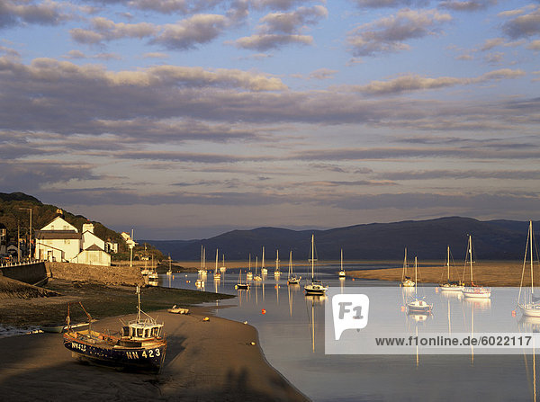 Boote in der Abendsonne bei Ebbe auf die Dovey Mündung  Aberdovey  Gwynedd  Wales  Vereinigtes Königreich  Europa