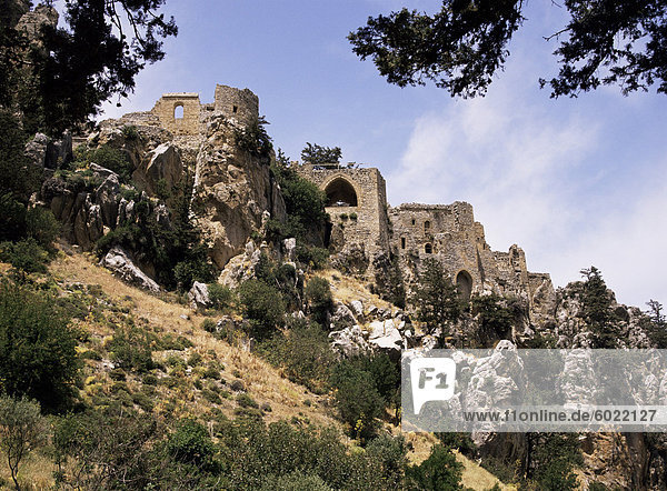 St. Hilarion Burg thront auf einem der höchsten Gipfel der Kette Kyrenia  Nordzypern  Zypern  Europa