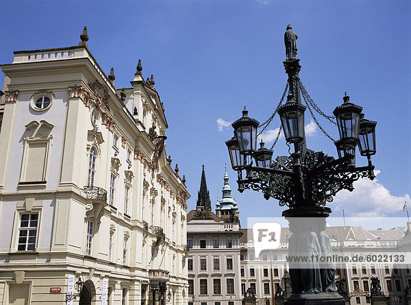 Verziert Straßenlaterne außerhalb der erzbischöfliche Palast  Prag  Tschechische Republik  Europa