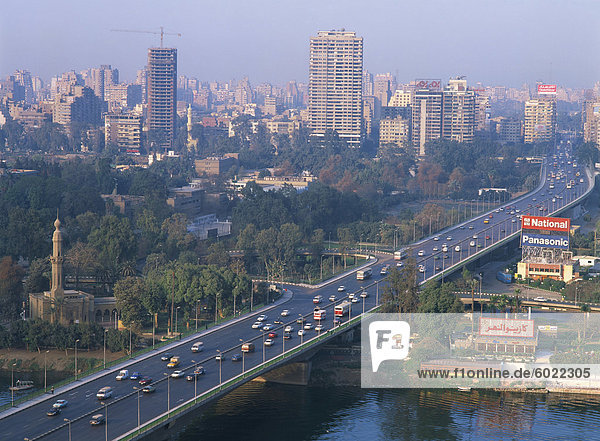 Skyline der Stadt mit dem 6. Oktober Brücke über den Nil  gesehen von der Fernsehturm Kairo  Kairo  Ägypten  Nordafrika  Afrika