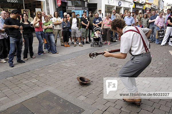 Straßenmusikant unterhaltsam die Menschenmassen  Galway  County Galway  Connacht  Republik Irland  Europa