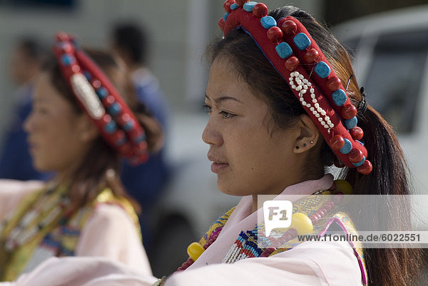 Tänzer in traditionellen Kleidern  Gyantse  Tibet  China  Asien