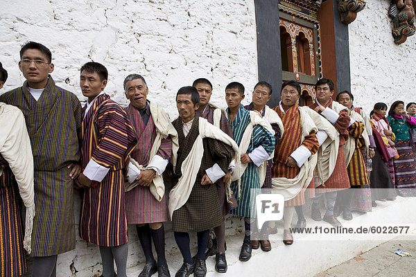 Bhutanese men in traditional dress  Buddhist festival (Tsechu)  Trashi Chhoe Dzong  Thimphu  Bhutan  Asia