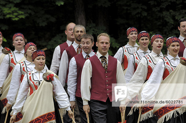 Traditionelle lettische Volkstanz  trat in das lettische ethnographische Freilichtmuseum (Latvijas Etnografiskais Brivdabas Muzejs)  in der Nähe von Riga  Lettland  Baltikum  Europa