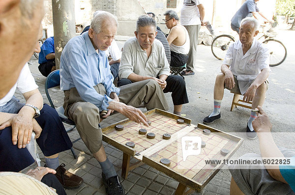 Ältere Männer spielen eine Form von Schach  Hu Hai See  Peking  China  Asien