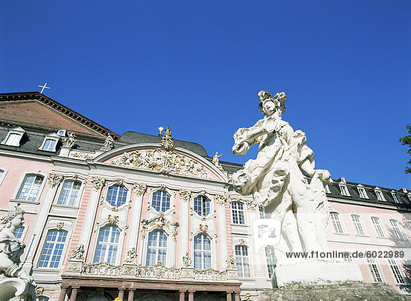 Kurfurstliches Palace  Trier  Rheinland-Pfalz  Deutschland  Europa