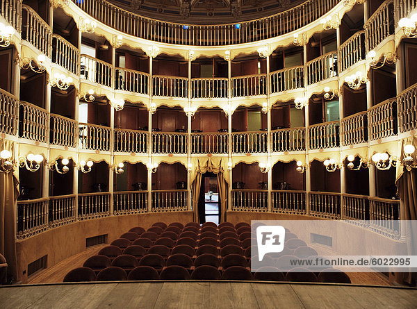 Teatro Torti  das kürzlich renovierte Theater des 19. Jahrhunderts  innerhalb der gotischen Rohbau des ehemaligen Palazzo dei Consoli  Bevagna  Umbrien  Italien  Europa
