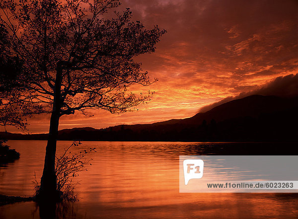 Roter Himmel bei Sonnenuntergang  Coniston Water  Consiton  Lake District  Cumbria  England  Vereinigtes Königreich  Europa