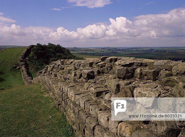 Blick nach Westen entlang der Hadrianswall  UNESCO Weltkulturerbe  nahe Greenhead  Cumbria  England  Vereinigtes Königreich  Europa