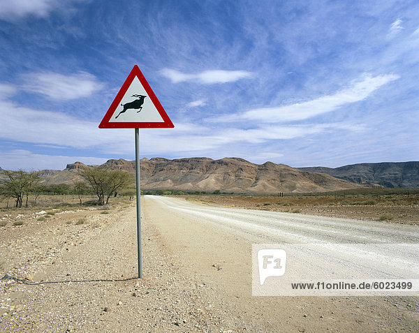 Straße in Richtung des Naukluft Bergen  Namibia  Afrikas