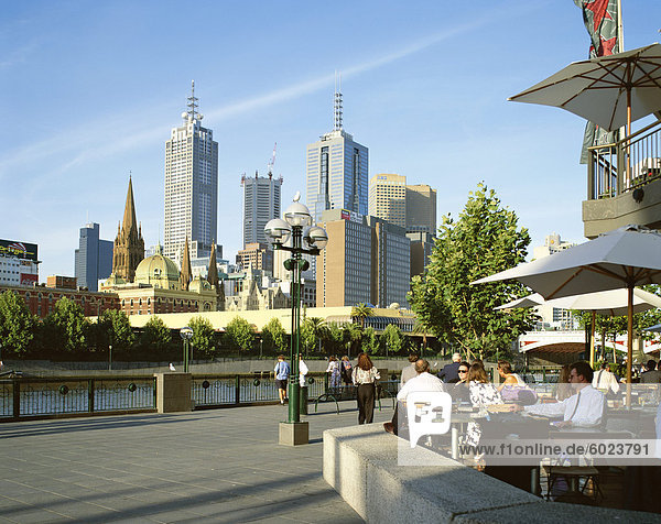 Open-Air-Cafés und Skyline der Stadt  South Bank Promenade  Melbourne  Victoria  Australien  Pazifik