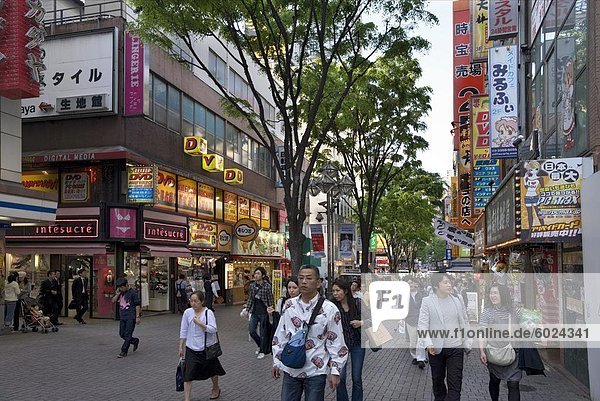 Menschen zu Fuß in der berühmten Kabukicho Entertainment District East Shinjuku  Tokio  Japan  Asien
