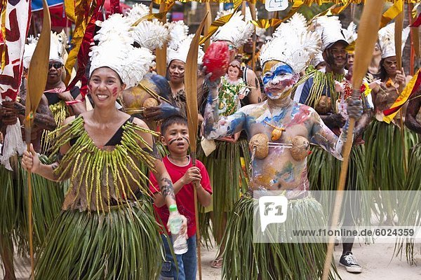 Umzug entlang White Beach während der Ati-Atihan Festival  ein jährliches fest zu Ehren der Santo Nino  Boracay  Aklan  Philippinen  Südostasien  Asien