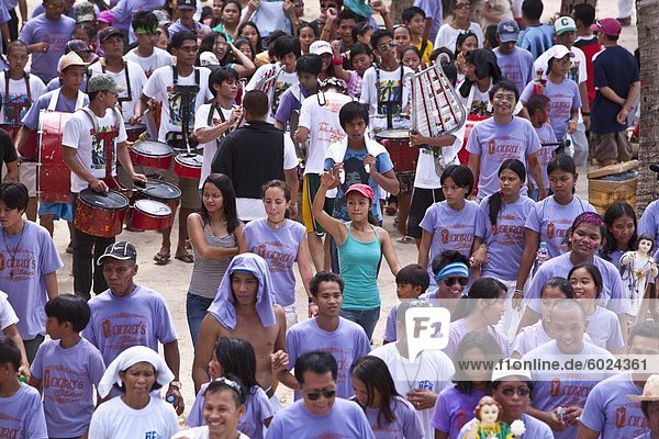 Umzug entlang White Beach während der Ati-Atihan Festival ein jährliches fest zu Ehren der Santo Nino Boracay Aklan Philippinen Südostasien Asien
