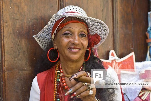 Typische gekleidet kubanische Frau raucht eine riesige Zigarre  Havanna  Kuba  Westindische Inseln  Mittelamerika