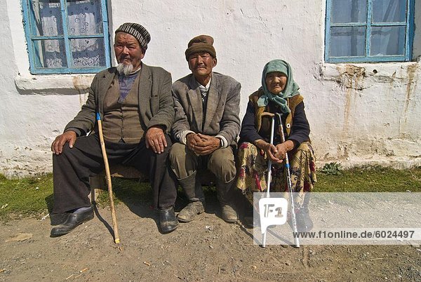 Drei Oldies auf einer Bank sitzen und Plauderchannel  Bashy  Kirgisien  Zentralasien  Asia