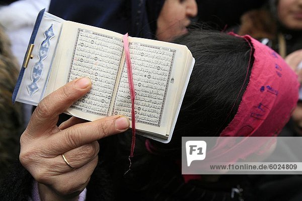 Koran festgehalten während einer muslimischen Demonstration  Paris  Frankreich  Europa