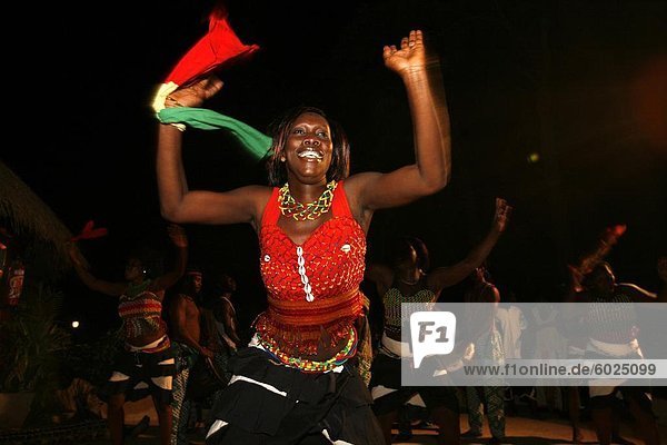 Senegalesischer Tänzer  Saly  Thies  Senegal  Westafrika  Afrika