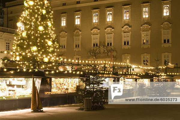 Historischer Salzburger Christkindlmarkt (Weihnachtsmarkt) mit Ständen und Rezidens Gebäude bei Nacht  Residenzplatz  Salzburg  Österreich  Europa
