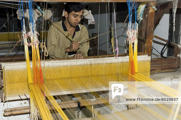 Ein Mann  Weben an einem der Genossenschaften in ein Gebiet  das bekannt ist für seine Saris  Maheshwar  Madhya Pradesh Zustand  Indien  Asien