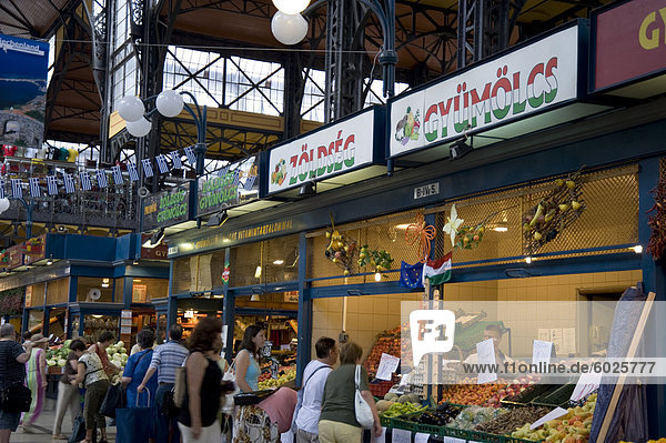 Käufer in den Markt in der großen Halle Budapest Ungarn Europa