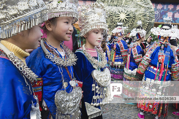 Aufwendige Kostüme getragen auf einem traditionellen Miao New Year Festival in Xijiang  Guizhou Provinz  China  Asien